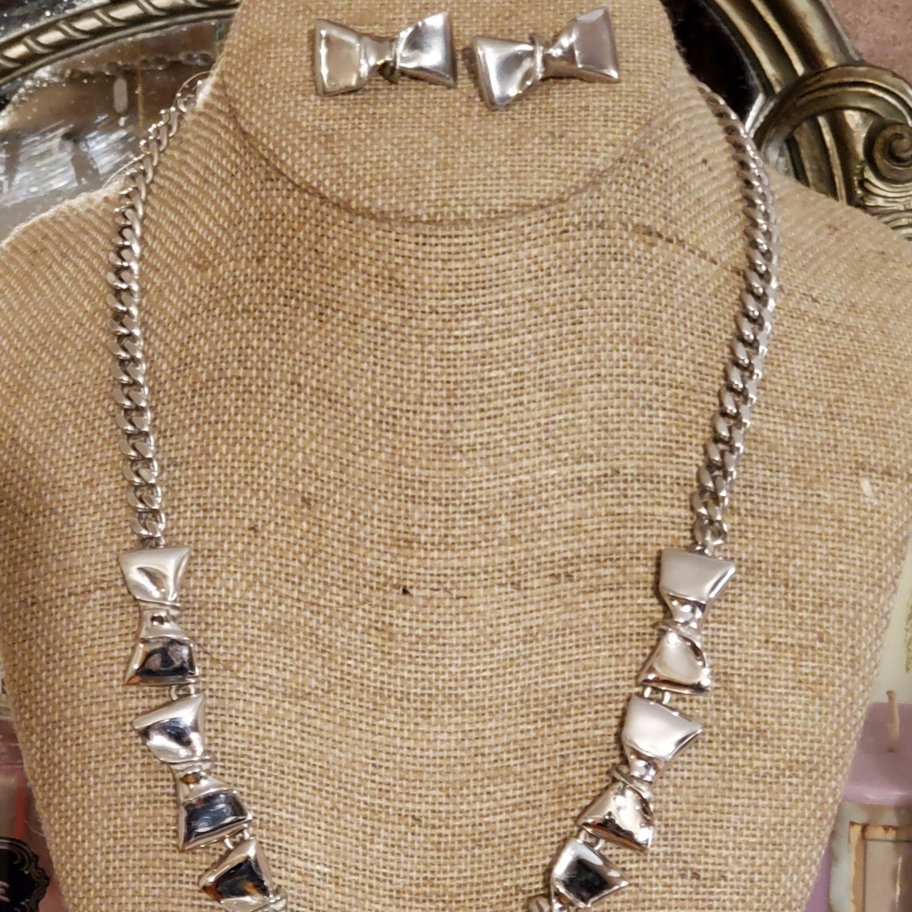 Stella & Dot Bow Collar Necklace